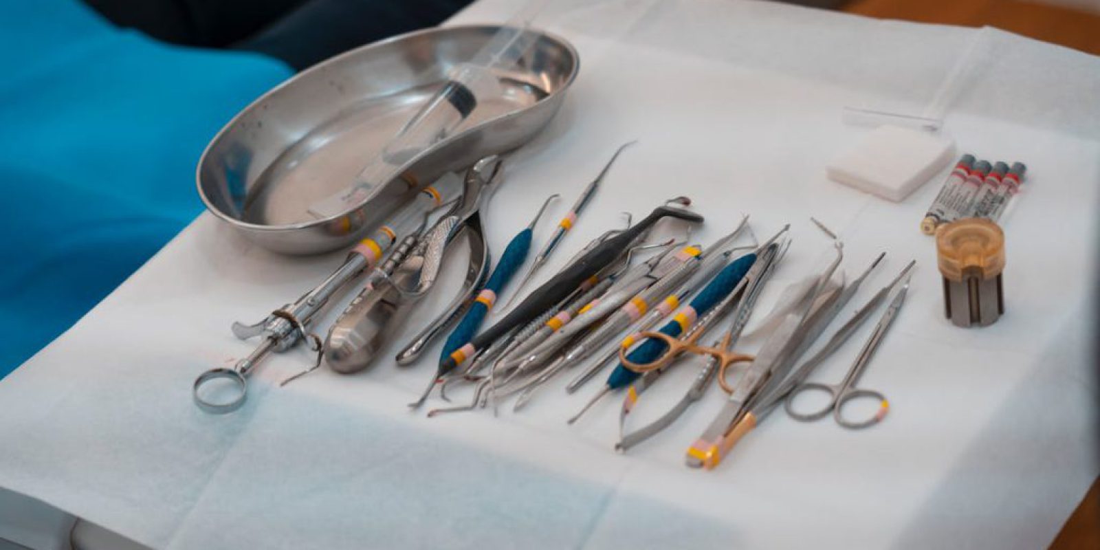 free-photo-of-zdrowie-taca-zestaw-stomatologia